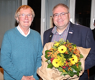 Der Wahlsieger Thomas Uerschels (r.) aus Niebüll erhält Blumen und Glückwünsche von Bürgervorsteher Uwe Christiansen (l.).